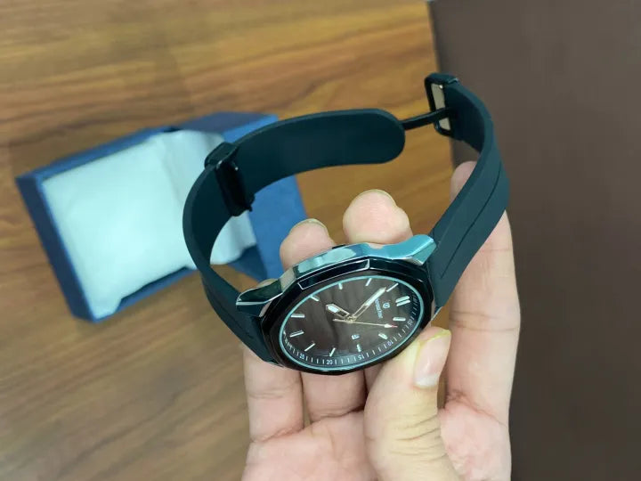 SLIM AND SMART DATE WORKING GOOD QUALITY WATCH